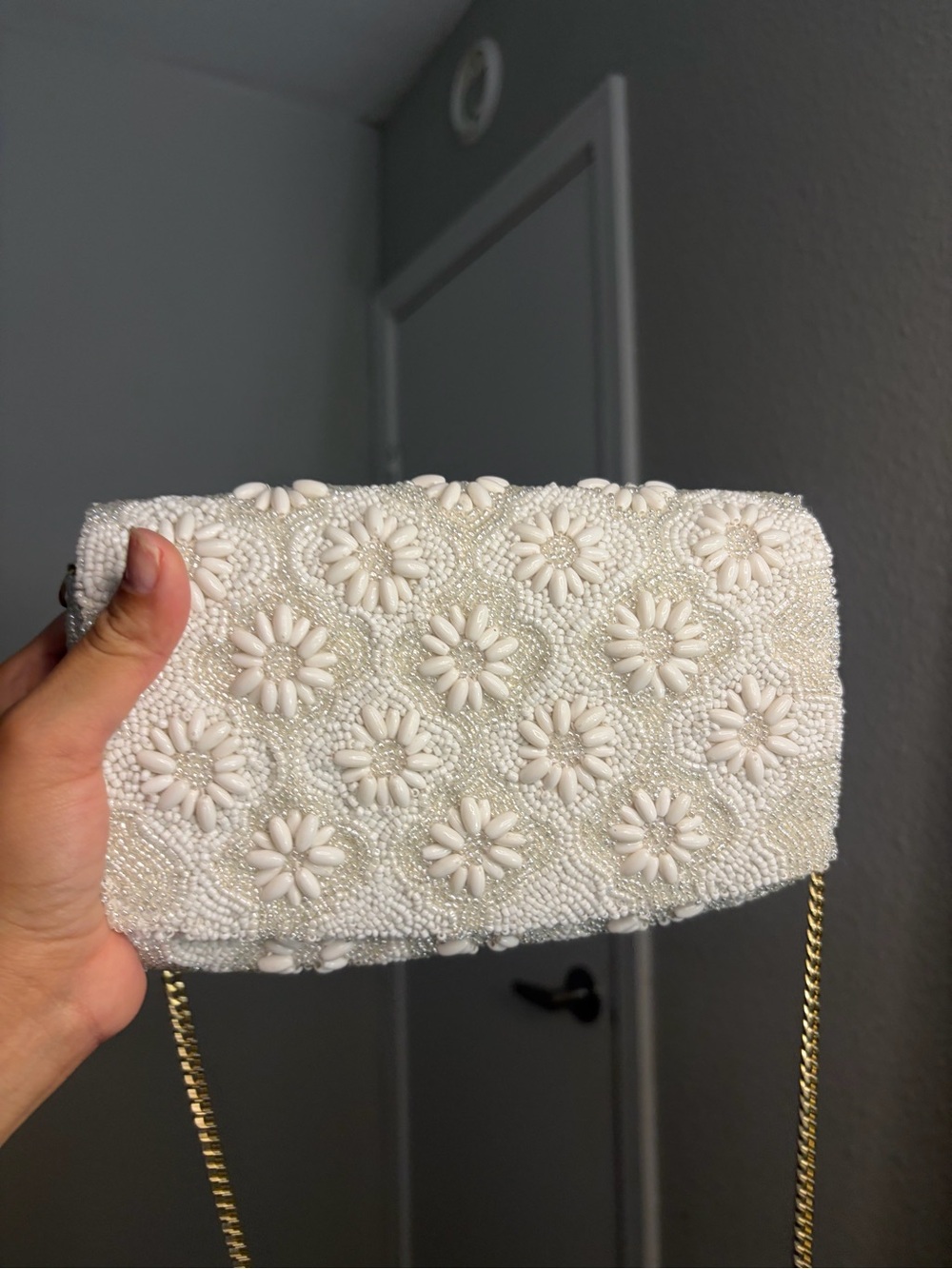 Beaded Daisy White Crossbody Bag with Gold Chain